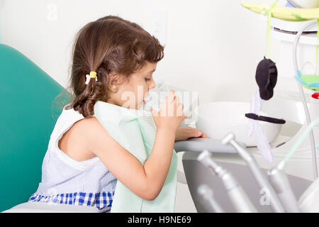 Junges Mädchen spült ihre Zähne dental clinic Stockfoto