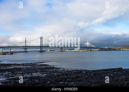 Das alte und neue Forth Straßenbrücken in Queensferry in der Nähe von Edinburgh Firth of Forth Schottland Großbritannien UK Stockfoto