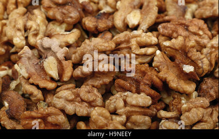 Geschälte Walnüsse auf Retail-Markt in der Nähe, Hintergrund, niedrige Winkel Ansicht Stockfoto