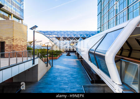 Adams Place Bridge zwischen One Canada Square und Crossrail Place in Canary Wharf, London Stockfoto