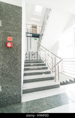 Treppe - Korridor-geschossige Bürogebäude Stockfoto