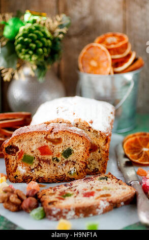 Traditionelle Weihnachtskuchen mit Nüssen, Rosinen, kandierten Früchten und Obst. Früchtebrot. Selektiven Fokus Stockfoto