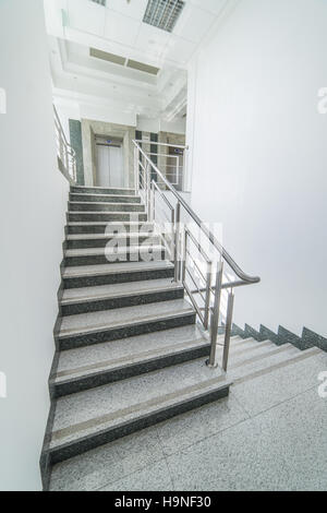 Aufzug, Treppen - Treppe-geschossige Bürogebäude Stockfoto