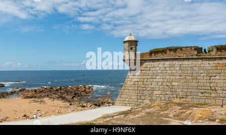 Queijo Burg (Forte de São Francisco Xavier) vom Atlantischen Ozean in Porto, Portugal. Stockfoto