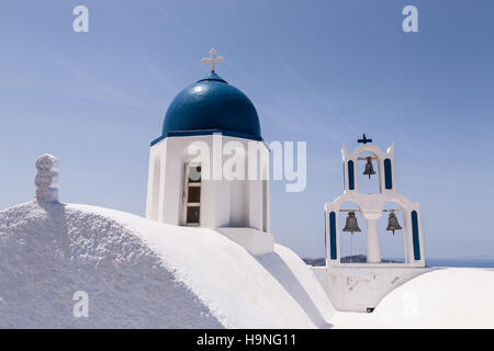 Blaue gewölbte Kirche mit Glockenturm auf Sakros rocken Imerovigli, Santorin, Griechenland Stockfoto