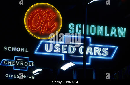 Neon-Schilder für Gebrauchtwagen Parkplatz an der La Brea Avenue in Hollywood, CA ca. 1970er Jahre Stockfoto