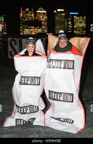 Daisy Lewis (links) und Brandon Block (rechts) vorzubereiten in eine "Sleep Out"-Spendenaktion für Centrepoint, einem Chariy teilzunehmen, das hilft junge Obdachlosen am Greenwich Halbinsel Quay, London. Stockfoto