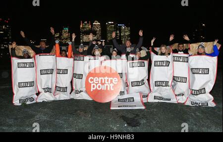 Prominente und andere Gäste bereiten Sie in eine "Sleep Out"-Spendenaktion für Centrepoint, einem Chariy teilzunehmen, das hilft junge Obdachlosen am Greenwich Halbinsel Quay, London. Stockfoto