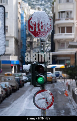 Ampel mit Schnee in Athen, Griechenland Stockfoto