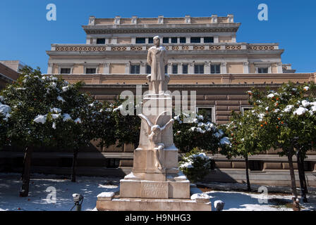 Charilaos Trikoupis Statue mit Schnee in das alte Parlament Athens, Griechenland Stockfoto