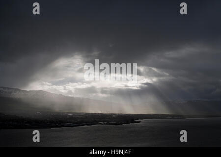 Sonne bricht durch die Wolken in Island Stockfoto