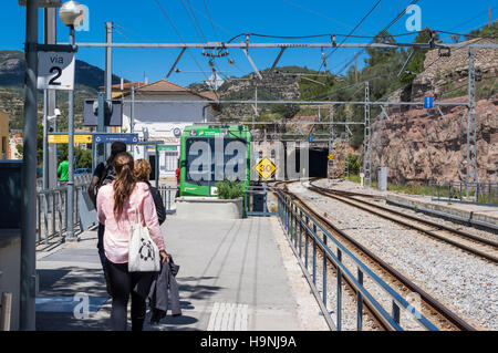 Monistrol Central Bahnhof und Cremallera de Montserrat Zahnradbahn Zug. Monistrol de Montserrat, Spanien. Stockfoto