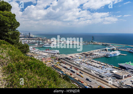 Blick auf den Hafen von Barcelona, Katalonien, Spanien, von oben. Stockfoto