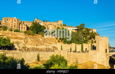 Museum von Santa Cruz, Convento De La Concepcion und Alcantara Brücke in Toledo, Spanien Stockfoto