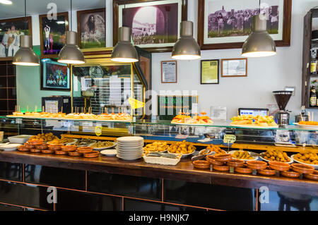 Teller voller Tapas in einem Restaurant in Barcelona, Katalonien, Spanien. Stockfoto