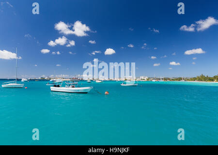 Carlisle Bay ist ein kleiner natürlicher Hafen befindet sich im Südwesten von Barbados. Der Insel-Hauptstadt Bridgetown, liegt an dieser Bucht, Stockfoto