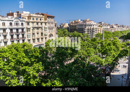 Von Bäumen gesäumten Allee Passeig de Gràcia in Barcelona, Katalonien, Spanien; von oben gesehen. Stockfoto