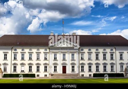 Blick auf Schloss Bellevue in Berlin. Neoklassischen, weiße palastartigen Haus des Bundespräsidenten mit 3 Flügeln erbaut 1786. Stockfoto