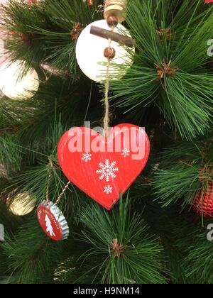 Herz am Weihnachtsbaum - Frohe Weihnachten Dekoration Stockfoto