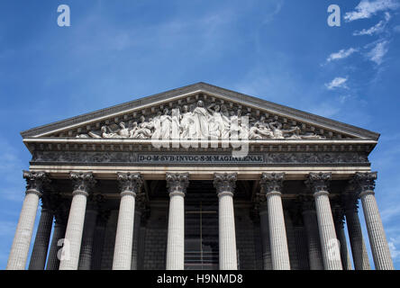 Unteransicht des Madeleine mit blauem Himmelshintergrund in Paris. Kirche & Konzert Veranstaltungsort abgeschlossen im Jahre 1842, konzipiert als ein Pantheon zu Ehren Napoleons ein Stockfoto