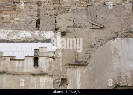 Wand-Stützmauer zerstört und in Ruinen, Bau und Architektur Stockfoto