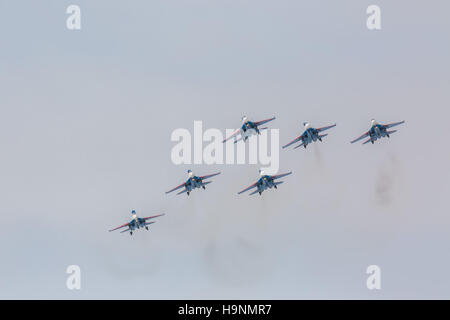 Kämpfer Suchoi Su-27 zeigen Kunstflug bei einer Airshow russische Ritter. Stockfoto