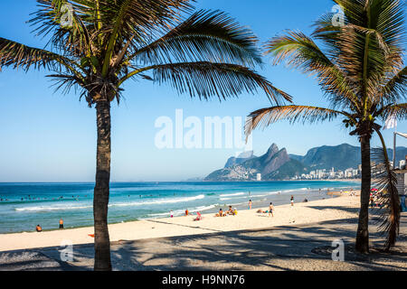 Rio De Janeiro, Brasilien - Ipanema-Strand und Straße mit Palmen und Mosaik des Gehwegs Stockfoto