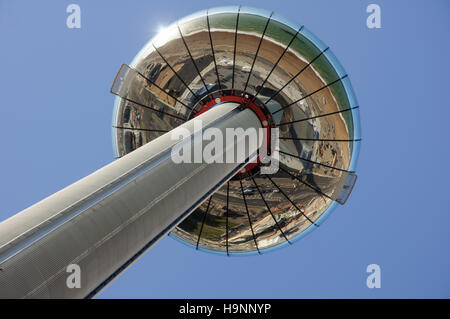 Brightons neues i360 beweglichen Aussichtsturm, zeigt die Unterseite blickte Brighton Meer widerspiegelt. Stockfoto