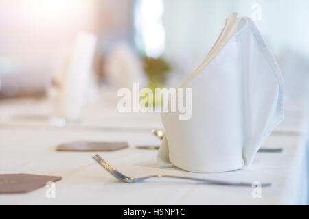 Serviette auf dem Tisch mit Sonnenlicht im restaurant Stockfoto