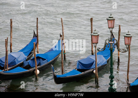 Gondeln auf dem Canal Venedig Italien Europa Stockfoto