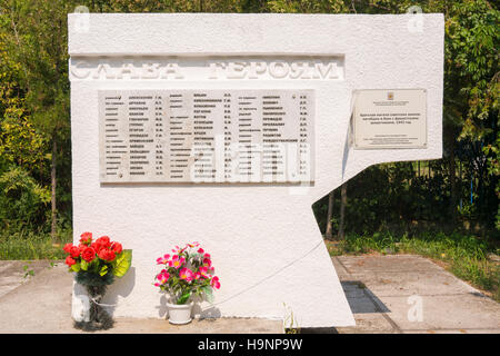 Anapa, Russland - 28. August 2016: Memorial mit der Liste der das gemeinsame Grab der sowjetischen Soldaten, die während der Befreiung des Dorfes von Invad gestorben Stockfoto