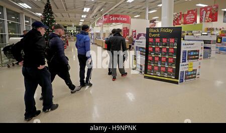 Käufer geben Sie Tesco Extra Store in Manchester, auf der Suche nach günstigen Angebote zum Jahresbeginn im Supermarkt Black Friday Verkauf. Stockfoto