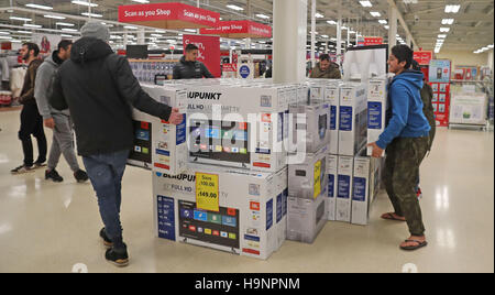 Käufer geben Sie Tesco Extra Store in Manchester, auf der Suche nach günstigen Angebote zum Jahresbeginn im Supermarkt Black Friday Verkauf. Stockfoto