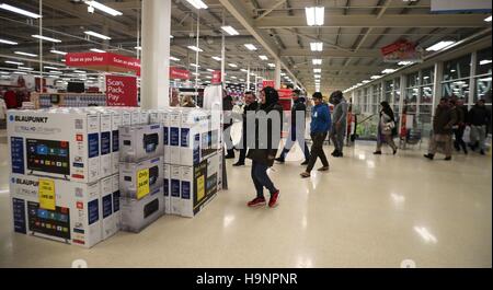 Käufer geben Sie Tesco Extra Store in Manchester, auf der Suche nach günstigen Angebote zum Jahresbeginn im Supermarkt Black Friday Verkauf. Stockfoto