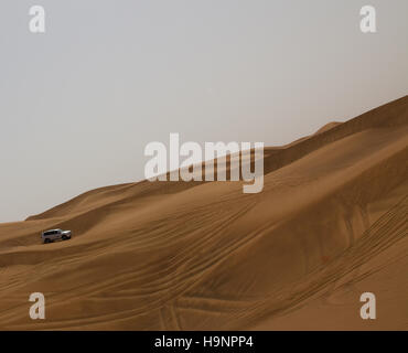 Ein Auto (SUV) versucht zu gehen, einen steilen Hang in einer Wüste in Dubai, Vereinigte Arabische Emirate Stockfoto