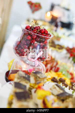 reiche viele frische Früchte auf Luxus Hochzeitstisch an der Rezeption. Stockfoto