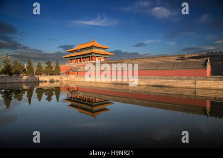 Das Tor der göttlichen Fähigkeiten spiegeln sich in den Palast Graben (Tongzi He), die der verbotenen Stadt in Peking umgibt Stockfoto