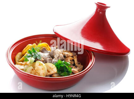 Fleisch mit Pilzen und Gemüse in einem Topf auf weiß Stockfoto