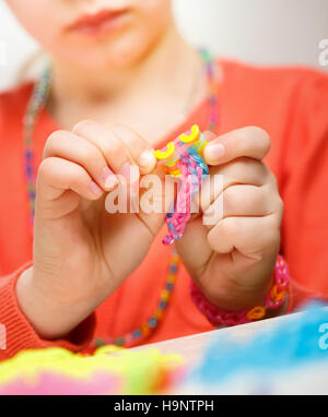 Mädchen webt Schmuck Armband Gum, Weben Stockfoto