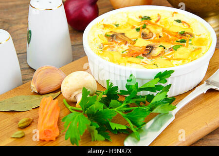 Diätetische Rührei mit Karotten und Champignons Stockfoto