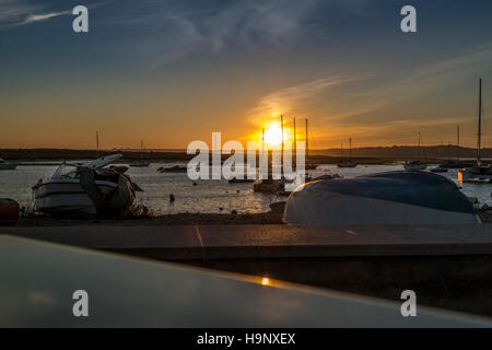 Sonnenuntergang über der Bucht in Alvor, Portugal Stockfoto