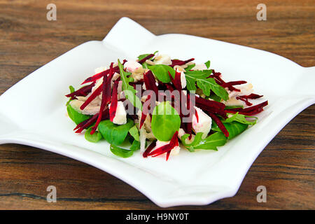 Salat von rohen Rüben, Birnen, Rucola, Wurzeln, Sonnenblumenkerne und c Stockfoto