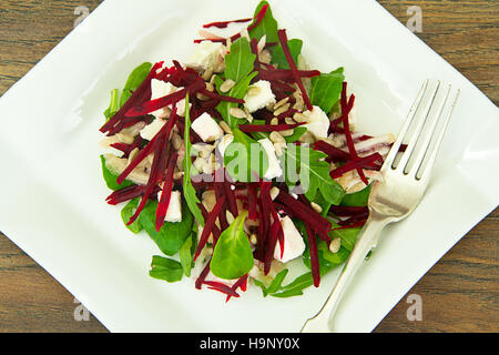 Salat von rohen Rüben, Birnen, Rucola, Wurzeln, Sonnenblumenkerne und c Stockfoto