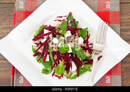 Salat von rohen Rüben, Birnen, Rucola, Wurzeln, Sonnenblumenkerne und c Stockfoto