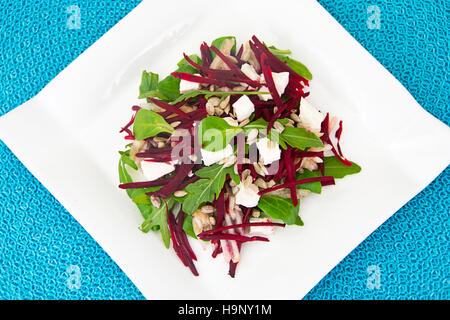 Salat von rohen Rüben, Birnen, Rucola, Wurzeln, Sonnenblumenkerne und c Stockfoto