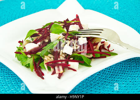 Salat von rohen Rüben, Birnen, Rucola, Wurzeln, Sonnenblumenkerne und c Stockfoto