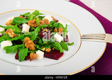 Rucola-Salat, gekochte rote Beete, Käse und Walnüssen Stockfoto