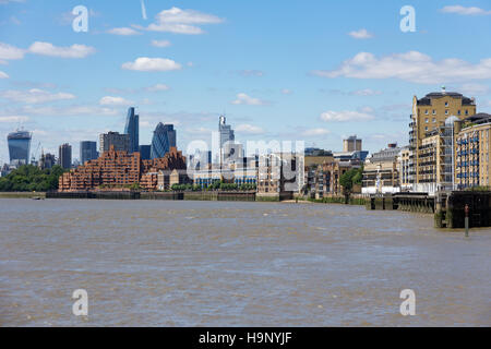 Die Wolkenkratzer von Londons Finanzzentrum im Hintergrund über die Themse, gesehen von Canary Wharf entfernt.  14. Juli 2014. Stockfoto