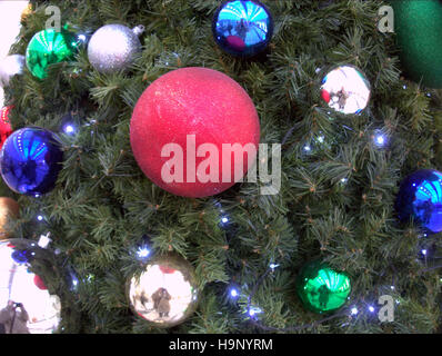 geschmackvoll eingerichtete Weihnachtsbaum mit Bändern und Kugeln Stockfoto