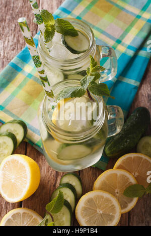 Hausgemachte Gurke Limonade mit Minze und Eis hautnah in einem Glas auf dem Tisch. vertikale Ansicht von oben Stockfoto